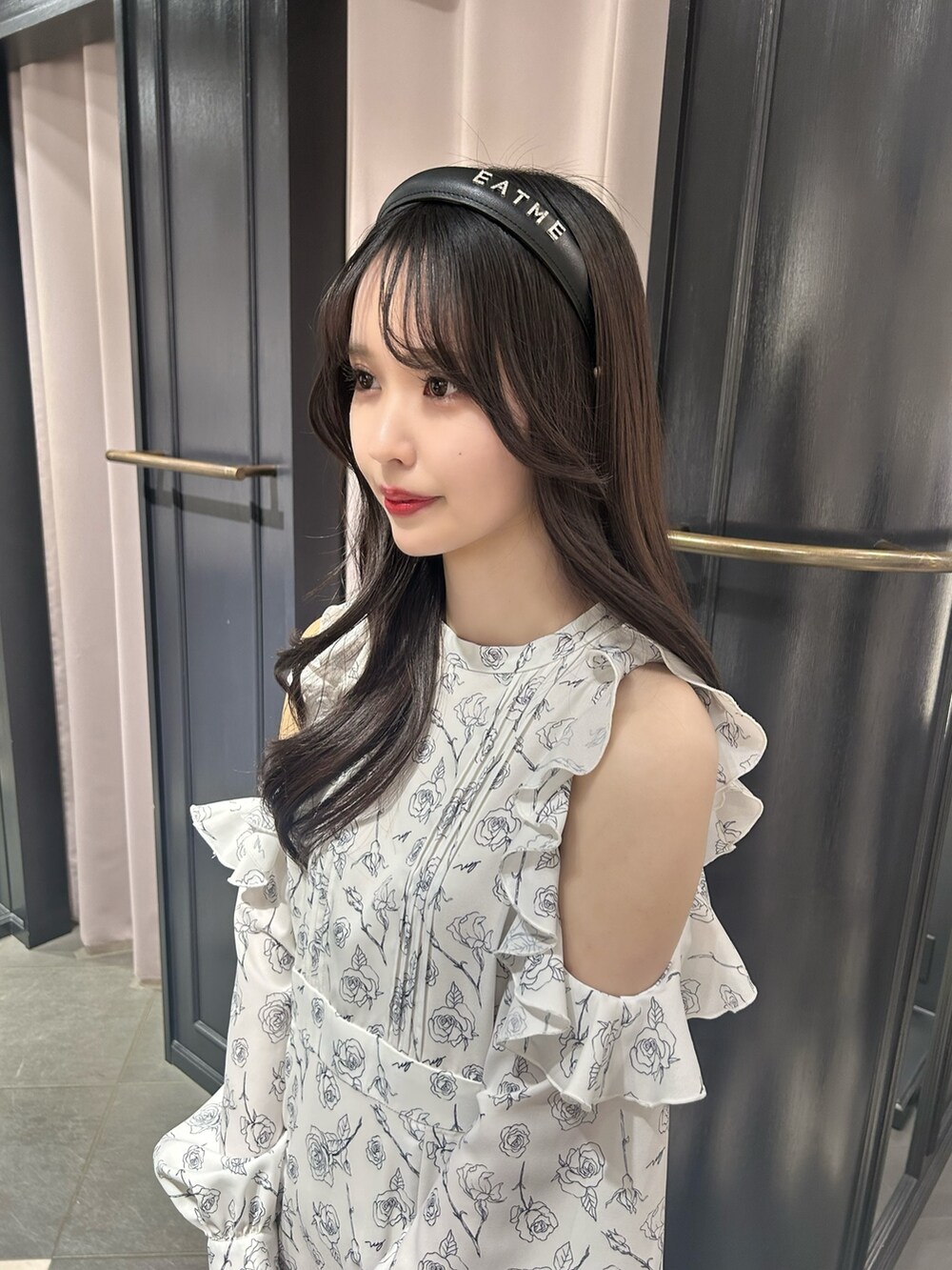 ホワイト系のワンピース、ブラック系のパンプス、ブラック系のショルダーバッグを着用したレディースの冬コーディネートの4枚目の写真