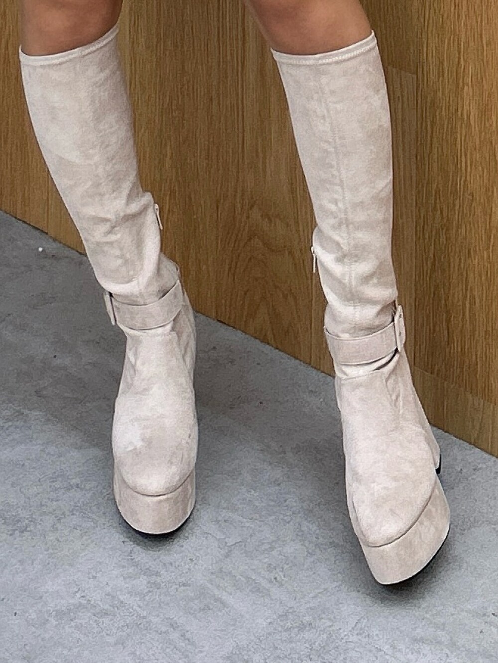 ホワイト系のスカート、ホワイト系のテーラードジャケット、ホワイト系のブーツを着用したレディースの秋コーディネートの7枚目の写真