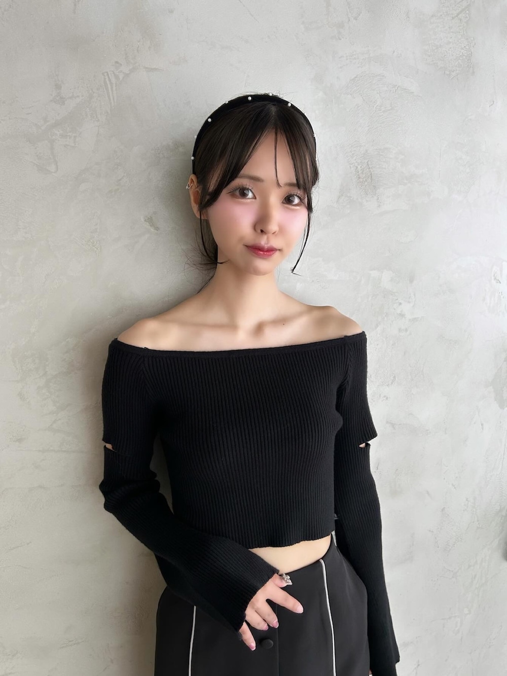 ブラック系のスカート、ブラック系のパンプス、ブラック系のニット/セーターを着用したレディースの秋コーディネートの5枚目の写真