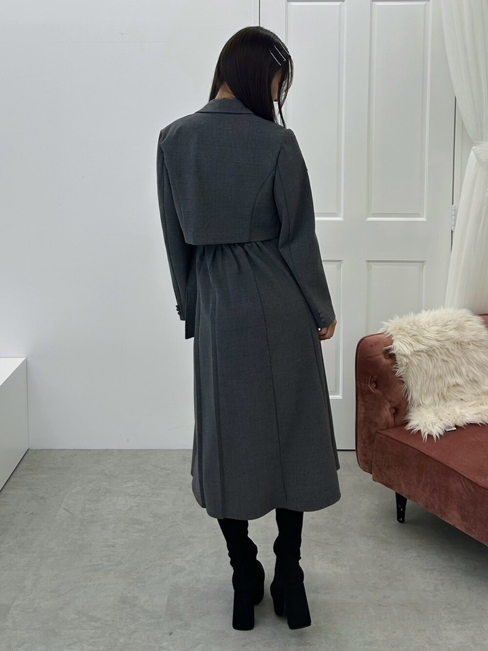 その他のテーラードジャケット、その他のワンピース、ブラック系のブーツを着用したレディースの夏コーディネートの4枚目の写真