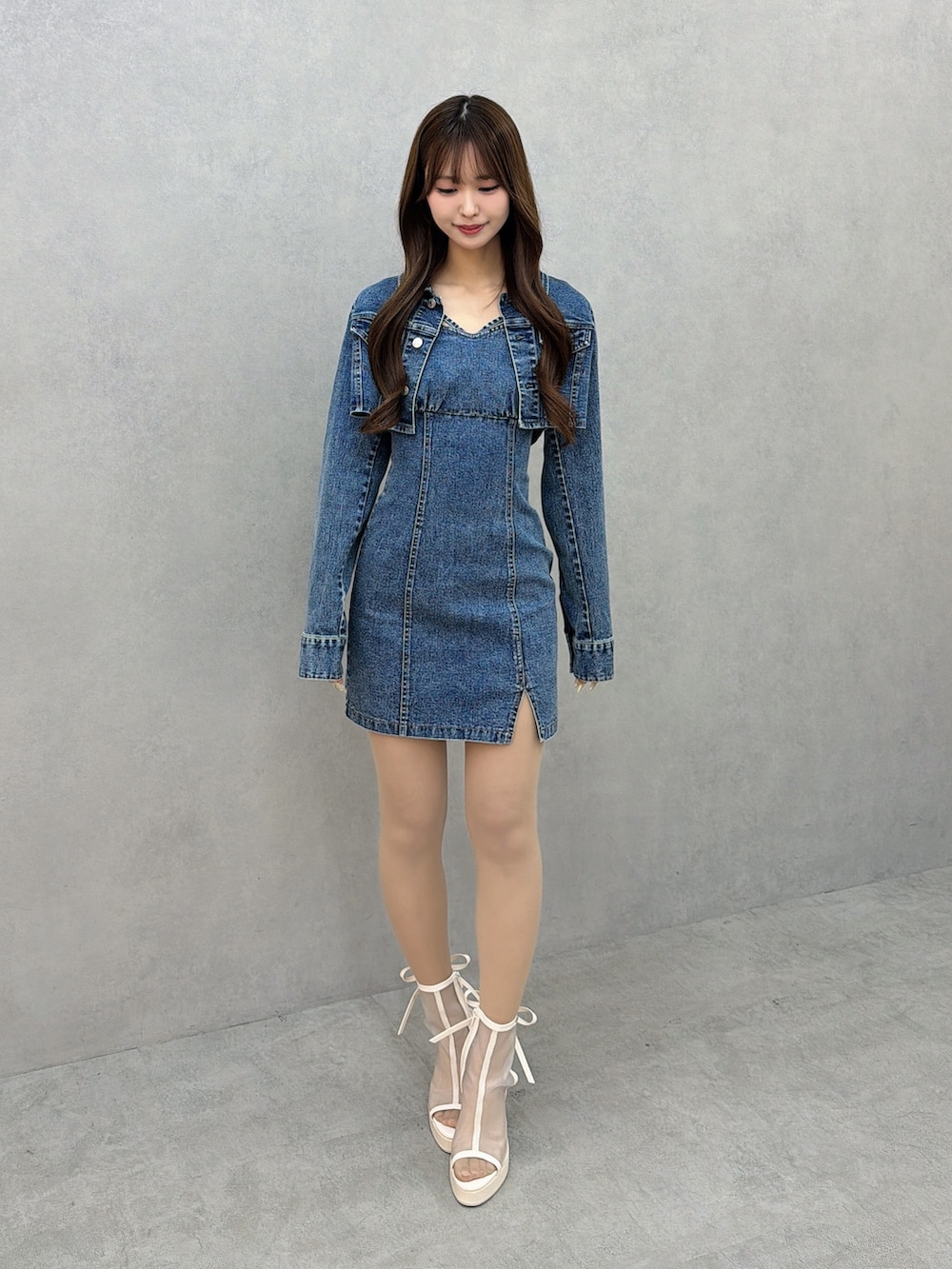 ブルー系のワンピース、ホワイト系のサンダルを着用したレディースの春コーディネートの2枚目の写真