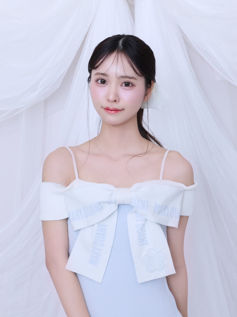 ブルー系のワンピース、ブルー系のパンプスを着用したレディースの春コーディネートの6枚目の写真