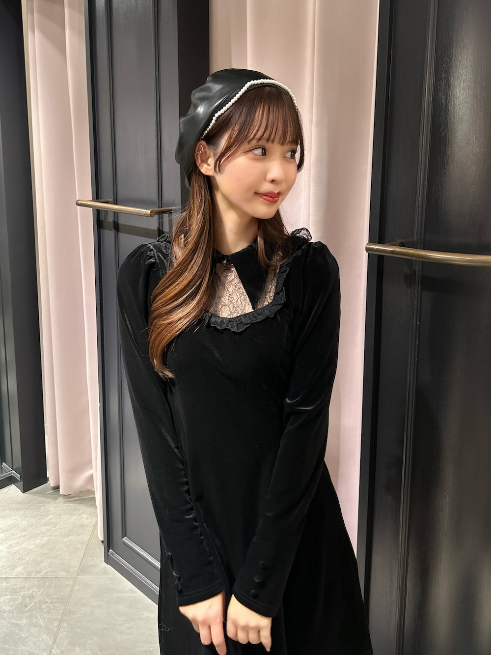 ブラック系のワンピース、ホワイト系のその他アウター、ホワイト系のショルダーバッグを着用したレディースの秋コーディネートの4枚目の写真