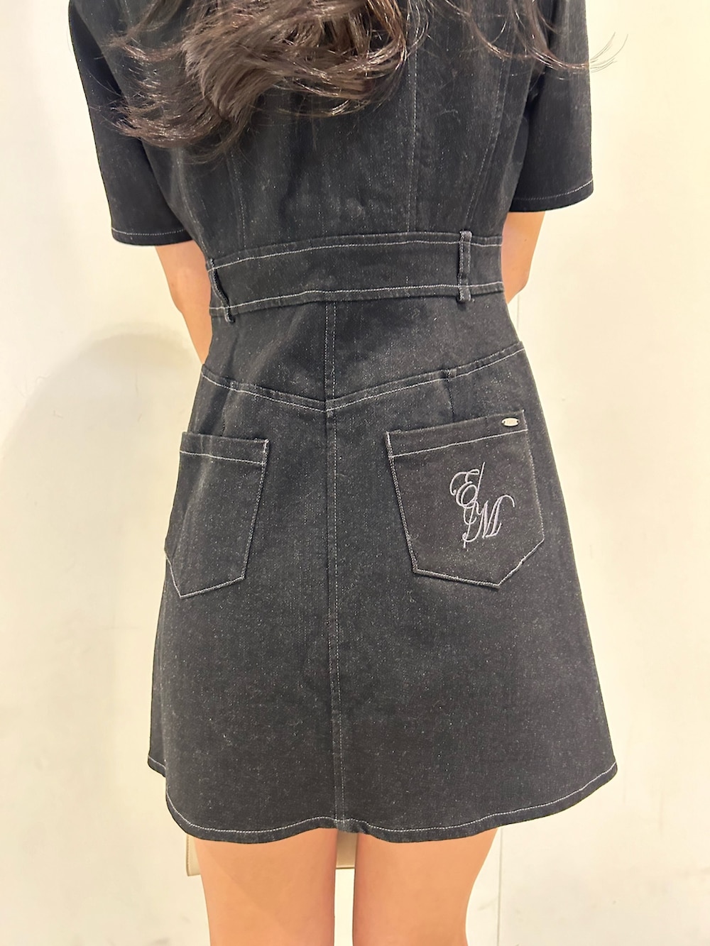 ブラック系のワンピース、ブラック系のローファー、ベージュ系のショルダーバッグを着用したレディースの春コーディネートの6枚目の写真