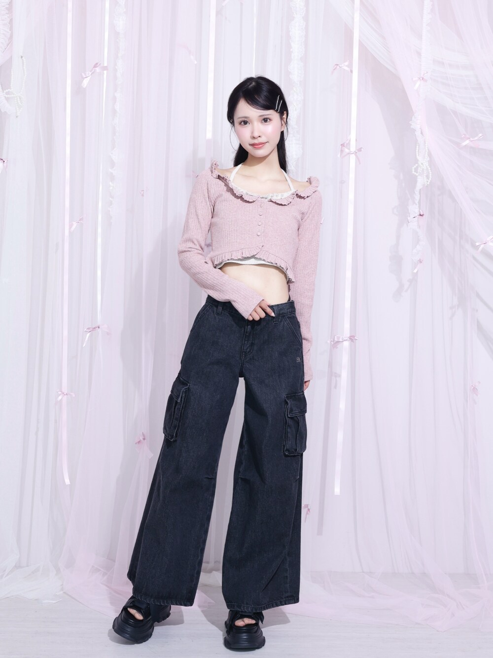 ピンク系のTシャツ/カットソー、ブラック系のデニムパンツを着用したレディースの冬コーディネートの2枚目の写真