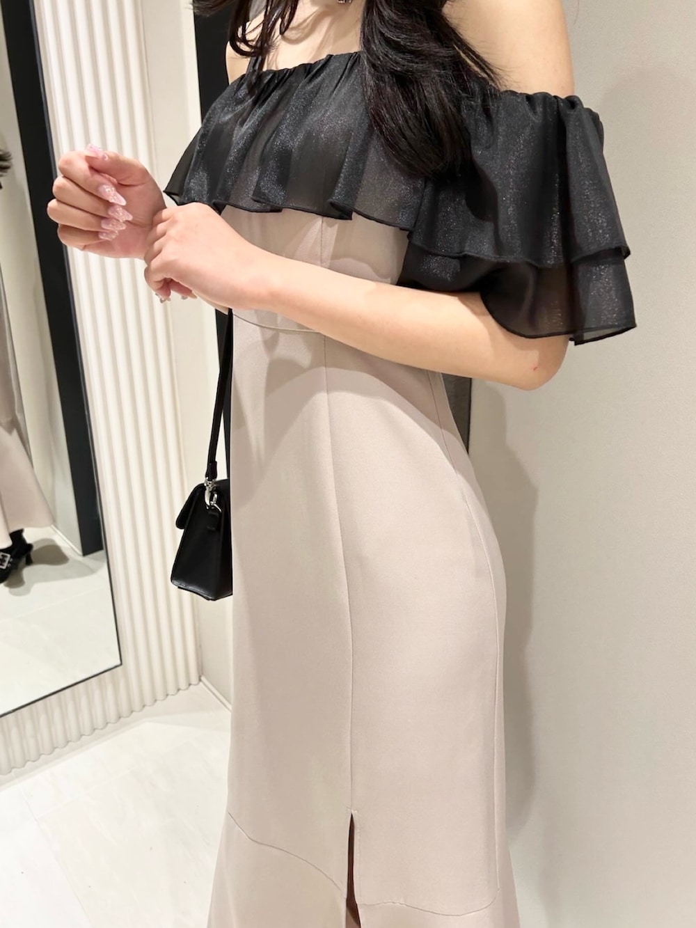 ピンク系のワンピース、ブラック系のパンプスを着用したレディースの春コーディネートの5枚目の写真