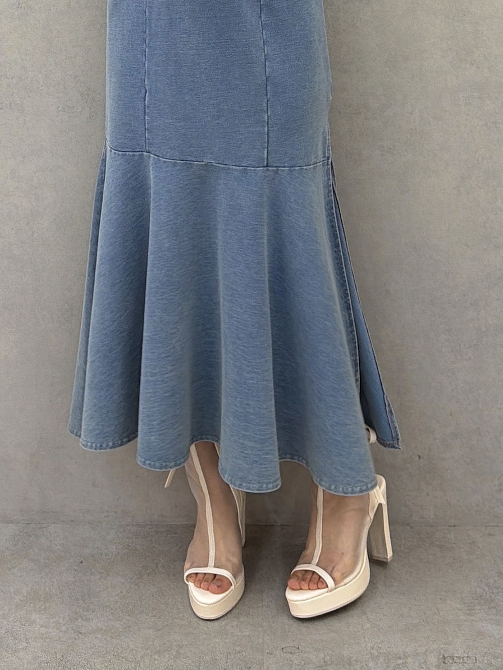 ブルー系のワンピース、ホワイト系のサンダルを着用したレディースの春コーディネートの7枚目の写真