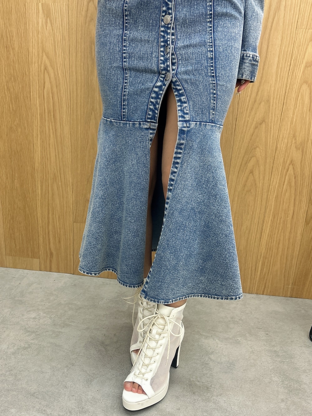 ブルー系のワンピース、ホワイト系のブーツを着用したレディースの冬コーディネートの8枚目の写真