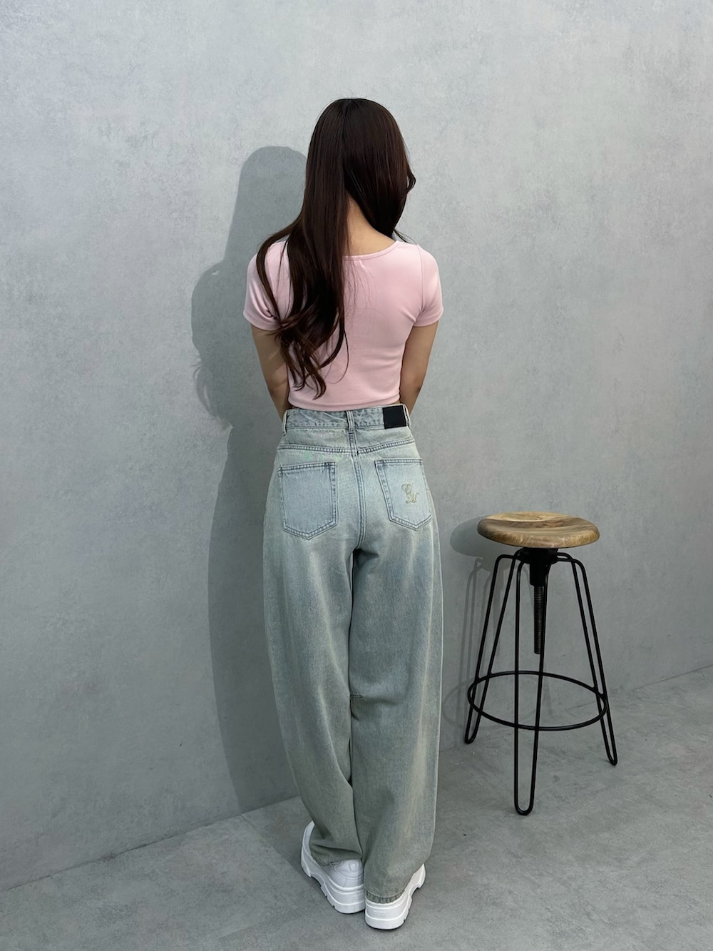 ブルー系のデニムパンツ、ピンク系のTシャツ/カットソーを着用したレディースの夏コーディネートの3枚目の写真