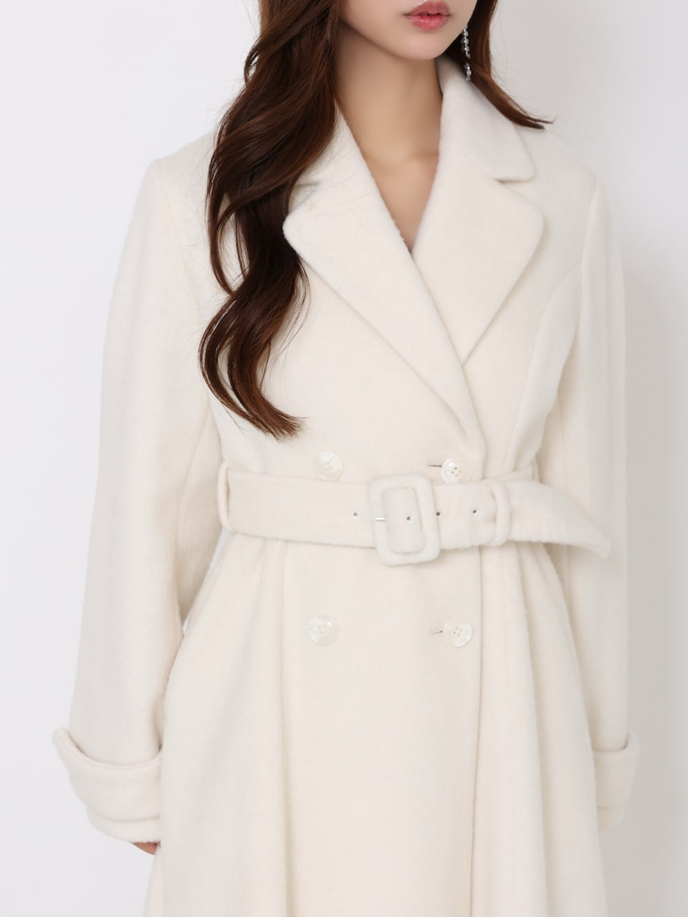 ホワイト系のその他アウター、ホワイト系のブーツ、ホワイト系のハンドバッグを着用したレディースの冬コーディネートの5枚目の写真