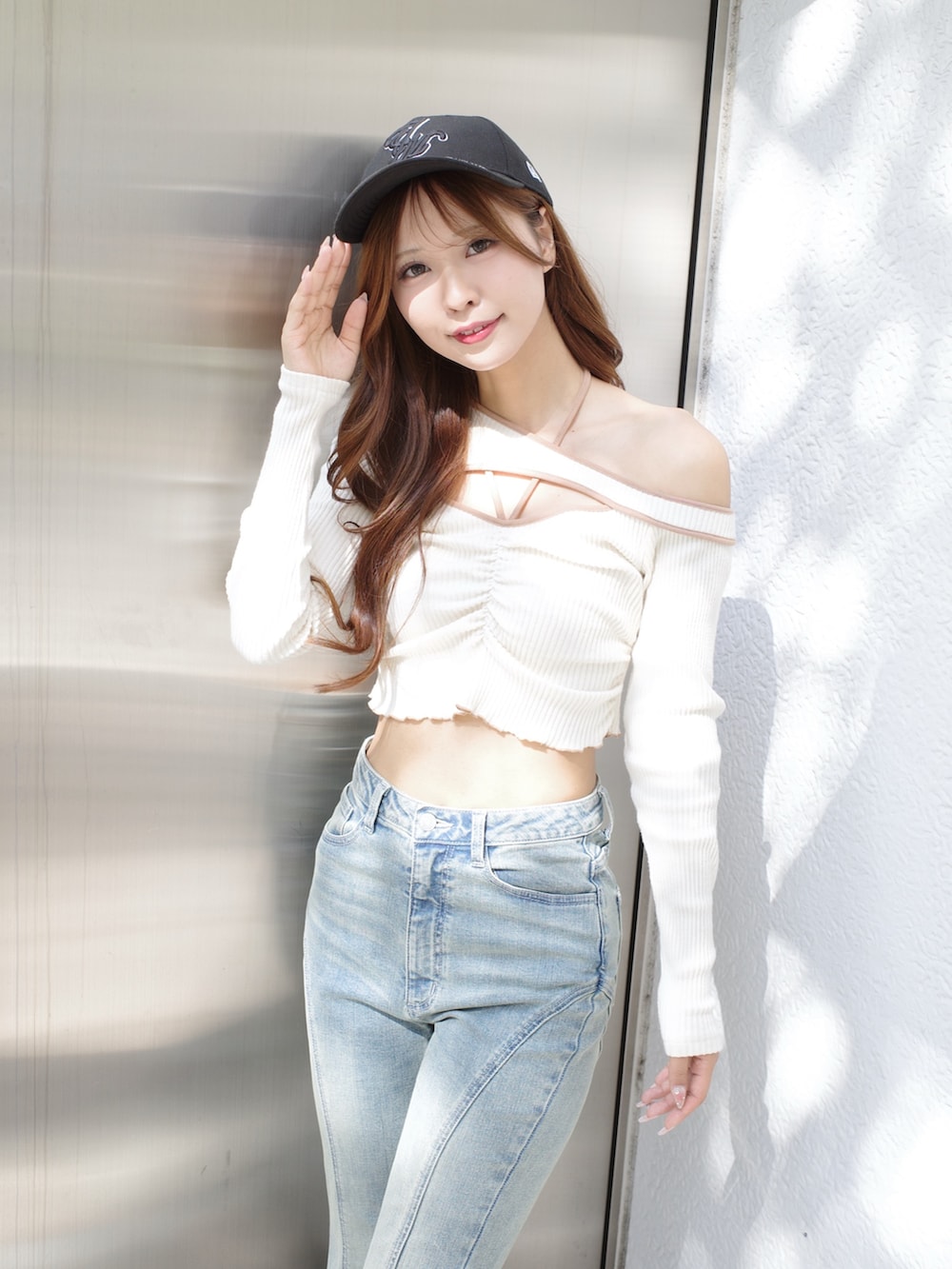 ブルー系のデニムパンツ、ホワイト系のTシャツ/カットソー、ブラック系のキャップを着用したレディースの冬コーディネートの6枚目の写真