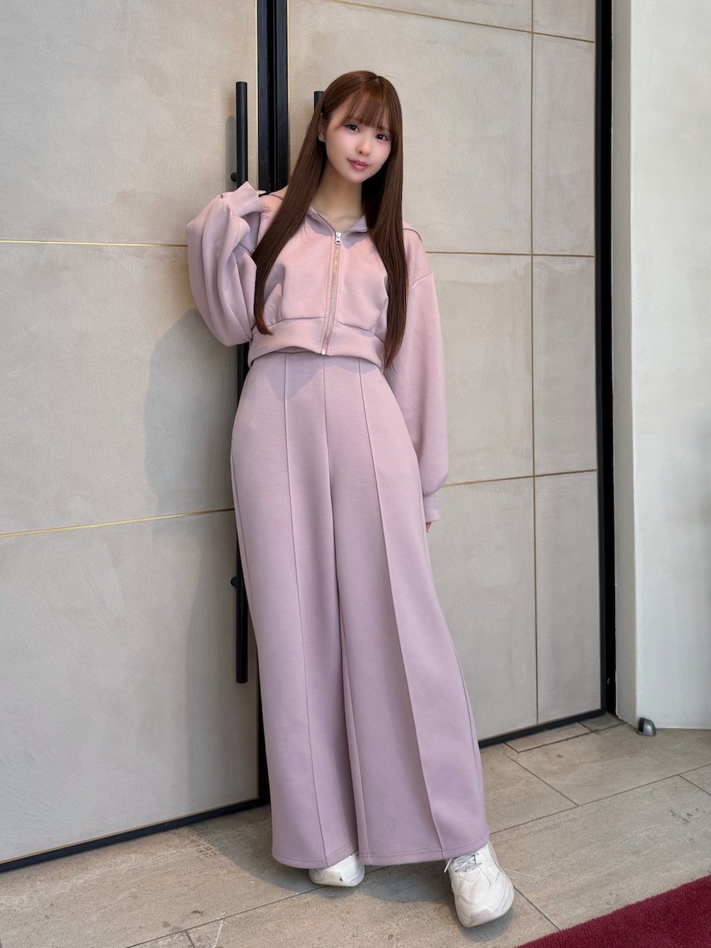 ピンク系のその他パンツ、ピンク系のパーカーを着用したレディースの春コーディネートの2枚目の写真