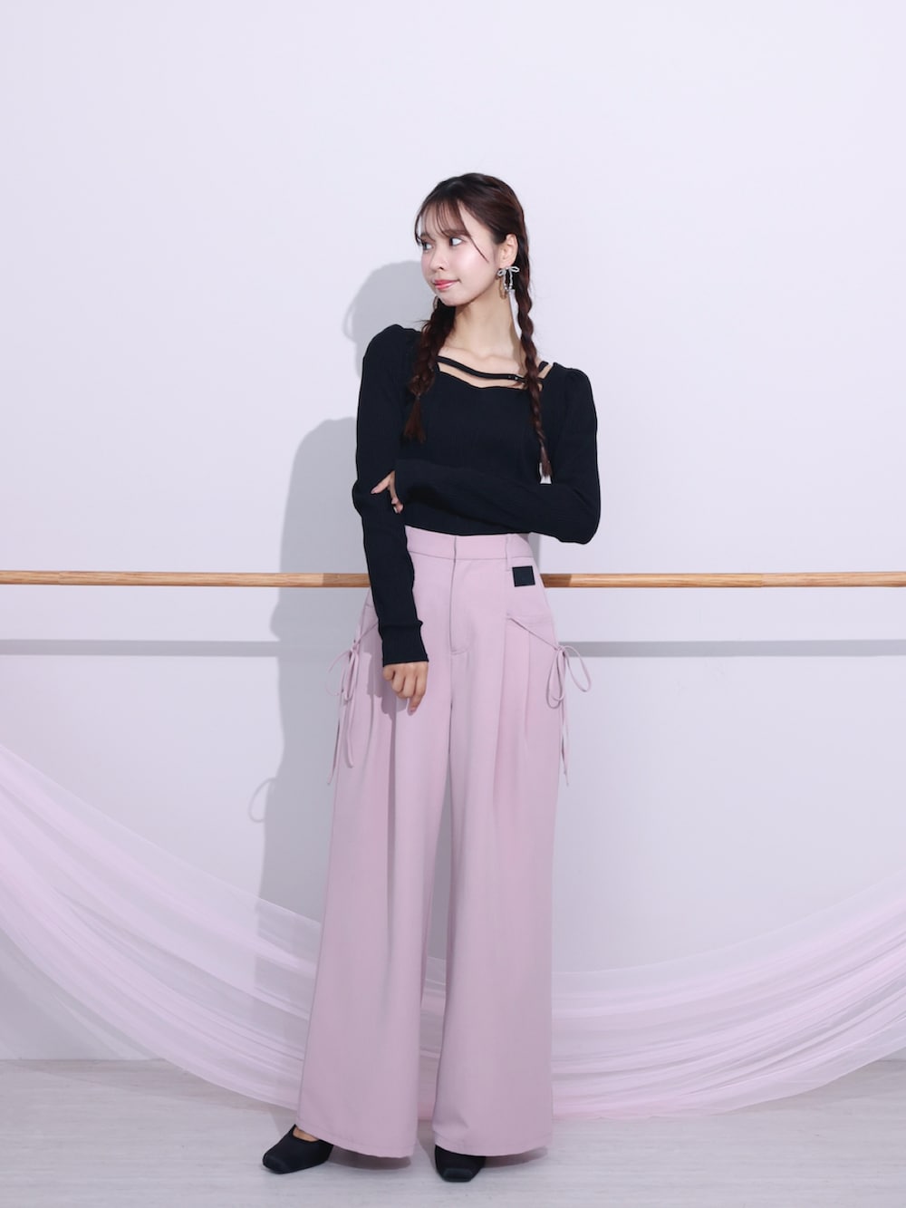 ブラック系のTシャツ/カットソー、ピンク系のその他パンツを着用したレディースの冬コーディネートの2枚目の写真