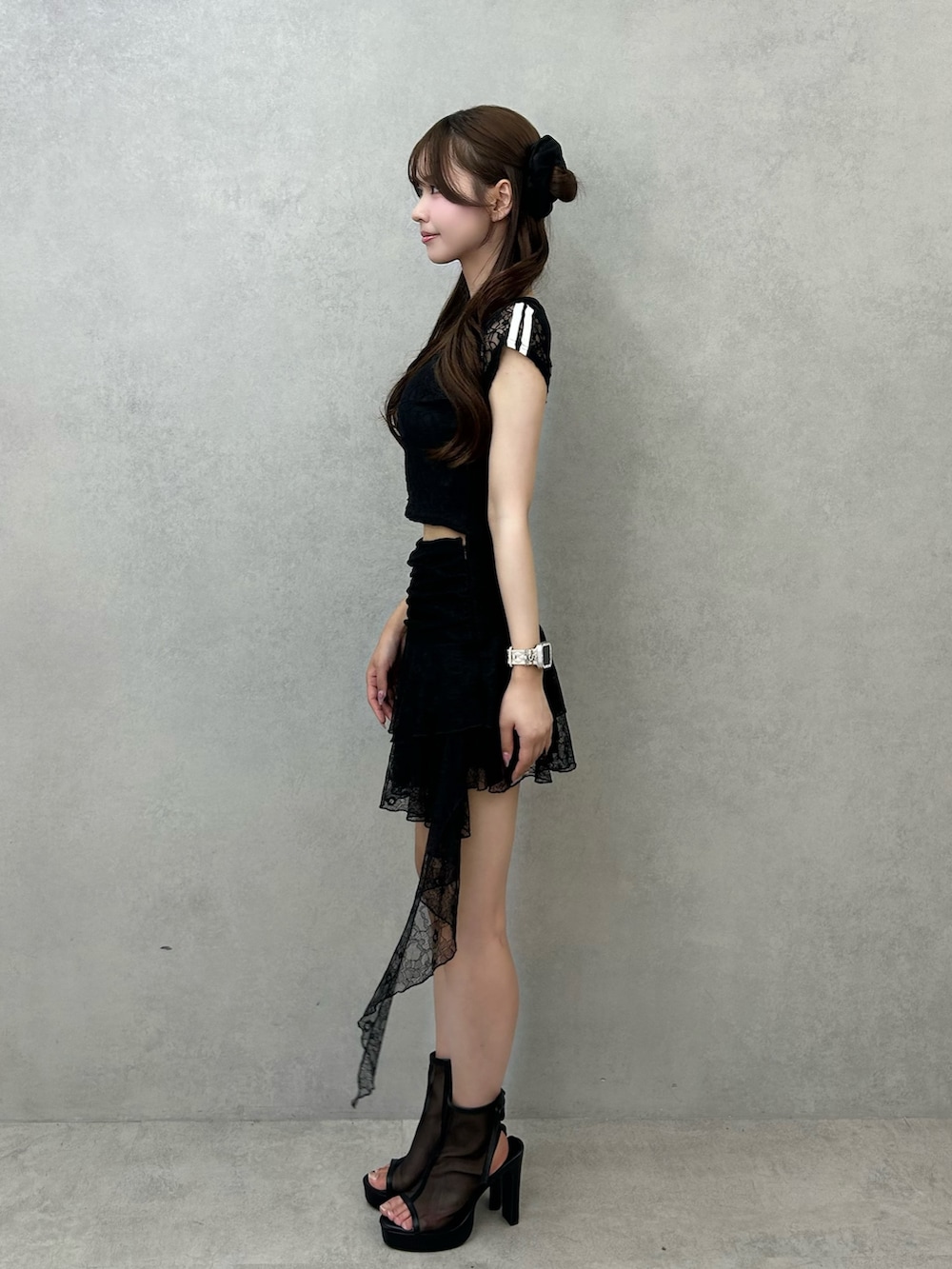 ブラック系のスカート、ブラック系のTシャツ/カットソー、ブラック系のサンダルを着用したレディースの夏コーディネートの2枚目の写真
