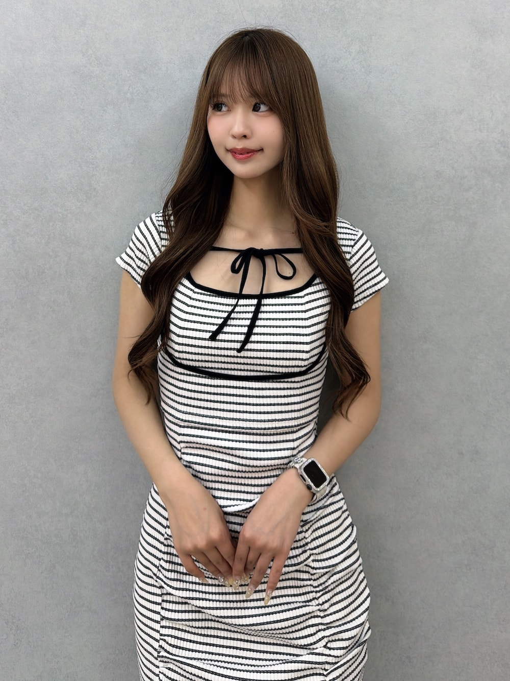 その他のワンピース、ホワイト系のサンダルを着用したレディースの春コーディネートの5枚目の写真