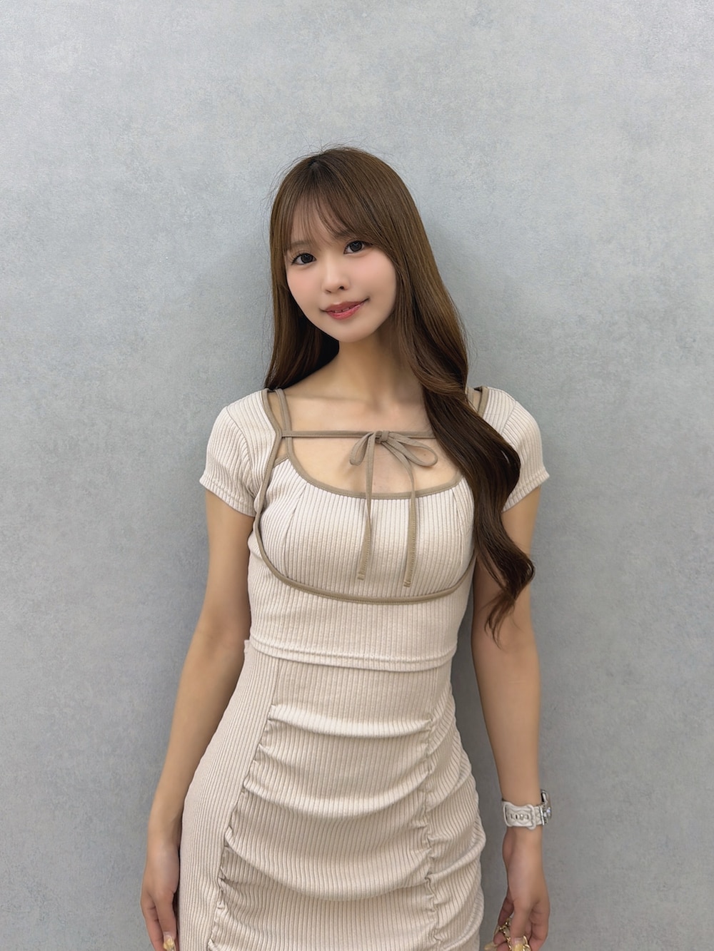 ベージュ系のワンピース、ベージュ系のバックパック/リュック、ホワイト系のサンダルを着用したレディースの春コーディネートの5枚目の写真