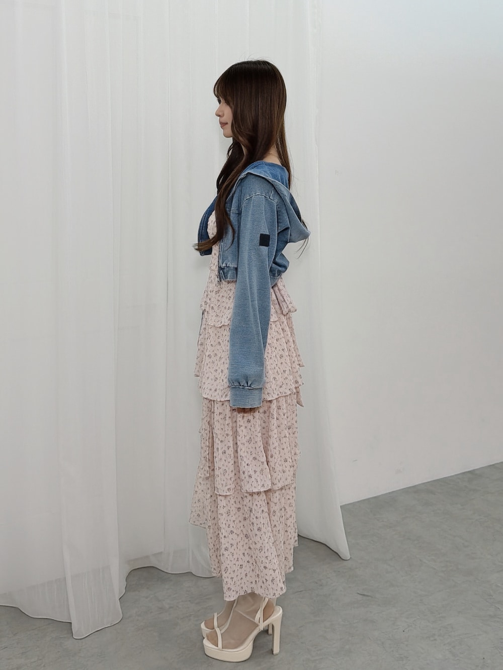 ブルー系のパーカー、ピンク系のワンピース、ホワイト系のサンダルを着用したレディースの春コーディネートの3枚目の写真