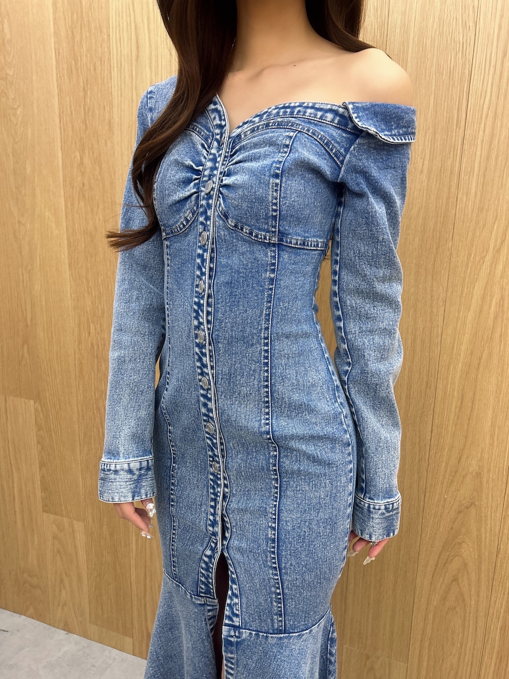 ブルー系のワンピース、ホワイト系のブーツを着用したレディースの冬コーディネートの7枚目の写真