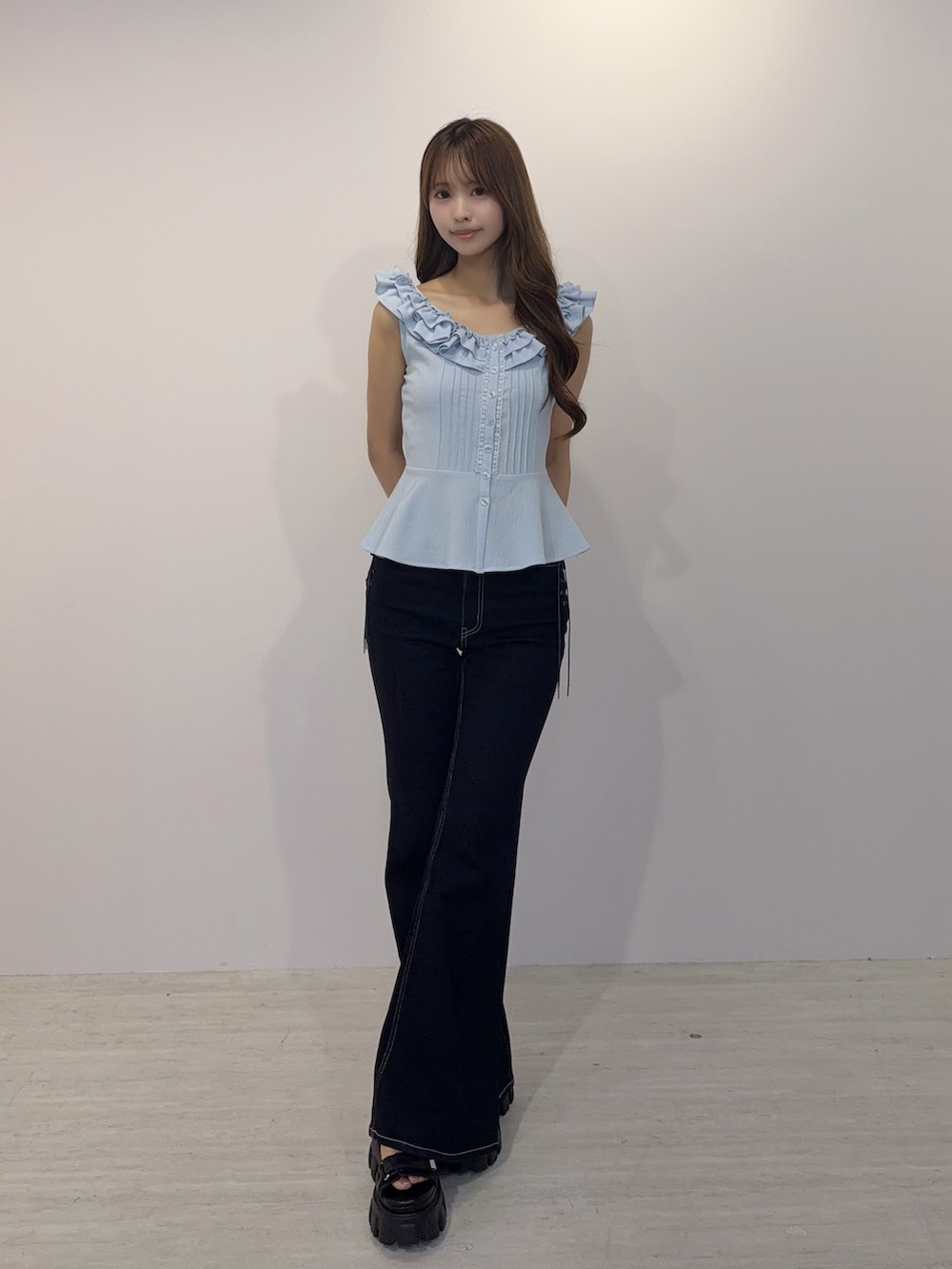 ブルー系のデニムパンツ、ブルー系のシャツ/ブラウス、ブラック系のサンダルを着用したレディースの夏コーディネートの2枚目の写真