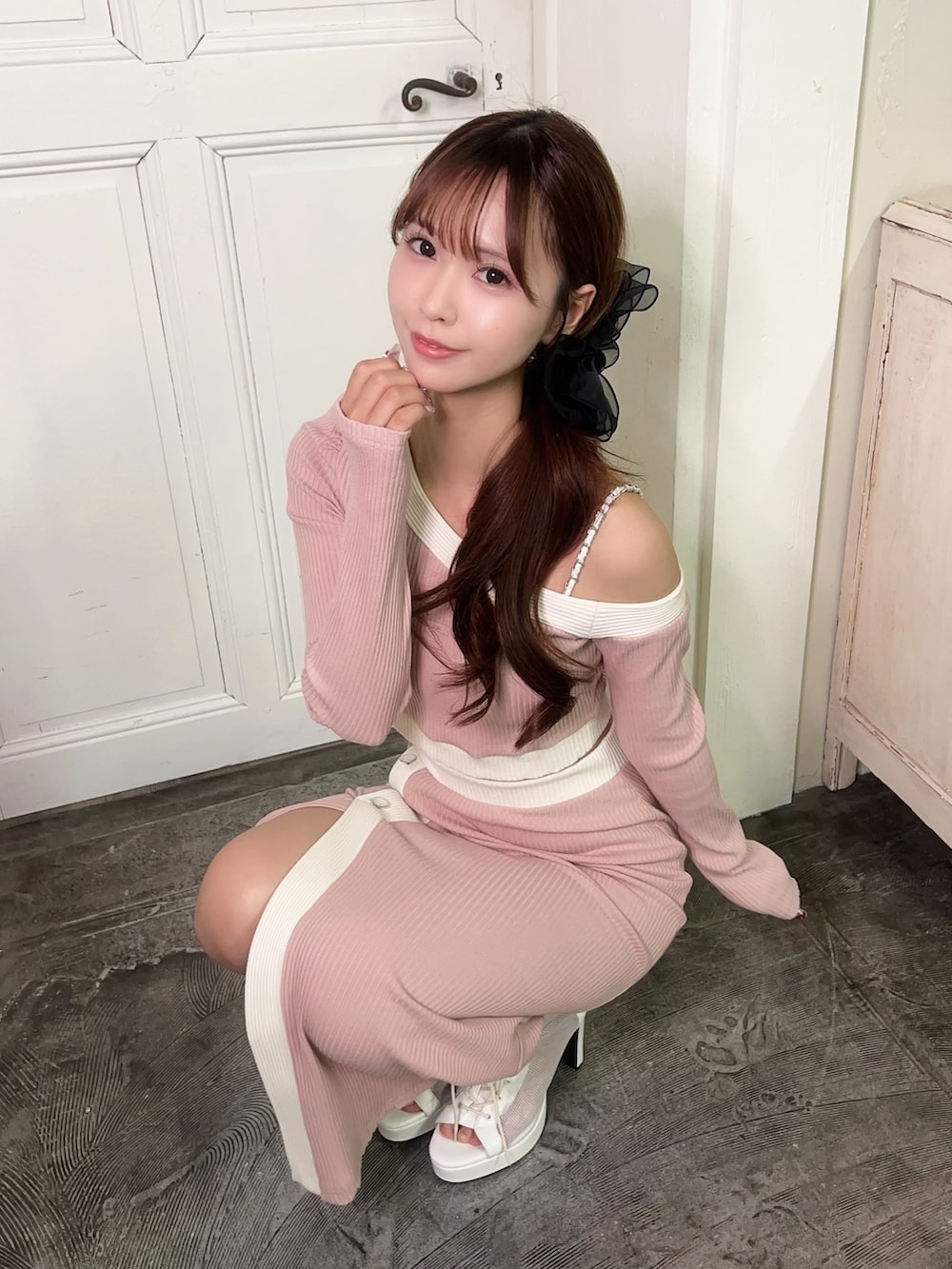 ピンク系のスカート、ピンク系のTシャツ/カットソー、ホワイト系のブーツを着用したレディースの冬コーディネートの6枚目の写真