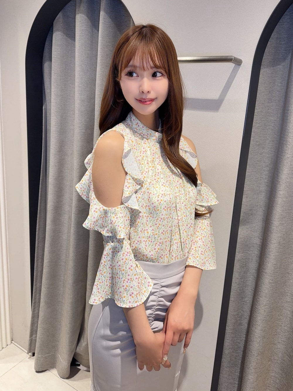 グレー系のスカート、イエロー系のシャツ/ブラウス、ホワイト系のブーツを着用したレディースの春コーディネートの6枚目の写真