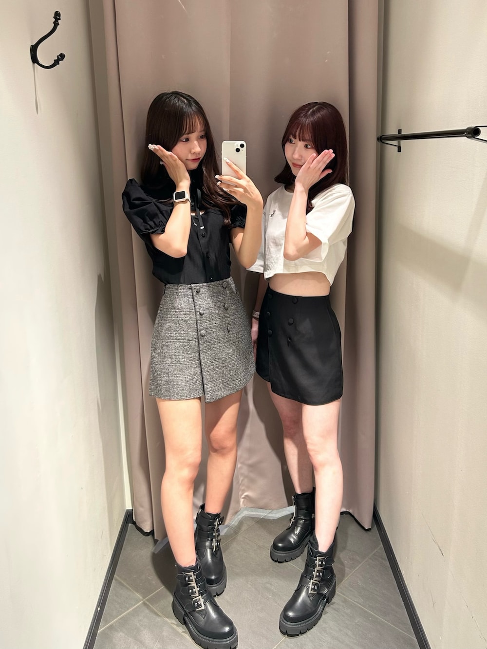 ブラック系のブーツ、その他のその他パンツ、ブラック系のシャツ/ブラウスを着用したレディースの夏コーディネートの3枚目の写真