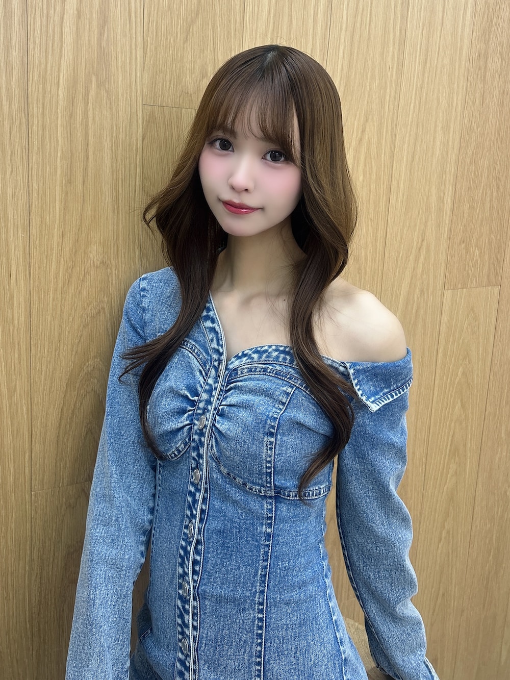 ブルー系のワンピース、ホワイト系のブーツを着用したレディースの冬コーディネートの6枚目の写真