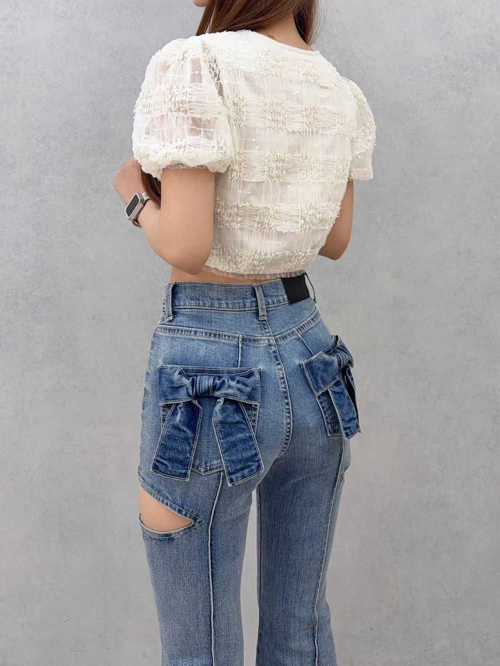 ブルー系のデニムパンツ、ホワイト系のシャツ/ブラウスを着用したレディースの夏コーディネートの5枚目の写真