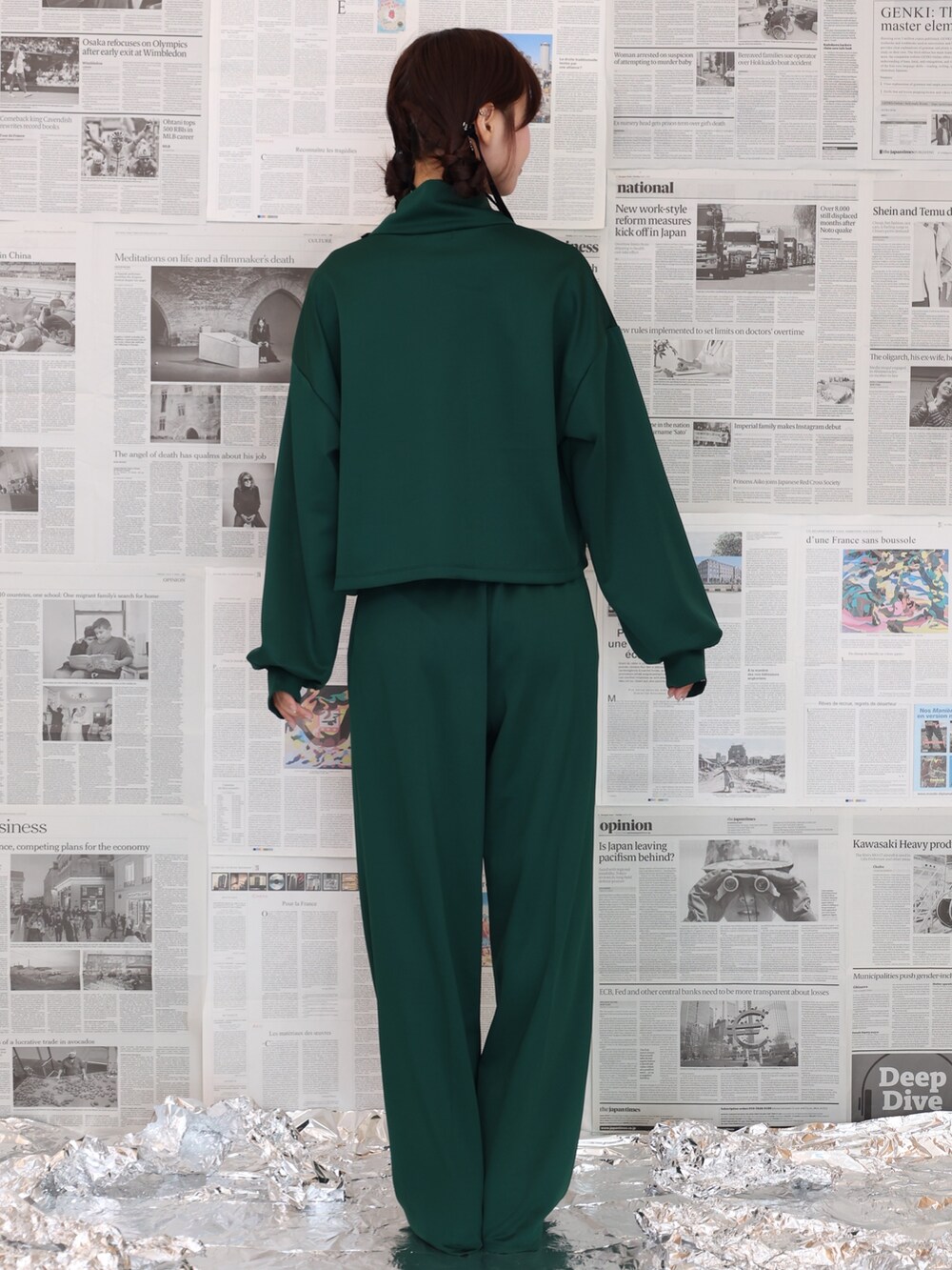 グリーン系のTシャツ/カットソー、グリーン系のその他パンツ、その他のブーツを着用したレディースの夏コーディネートの3枚目の写真