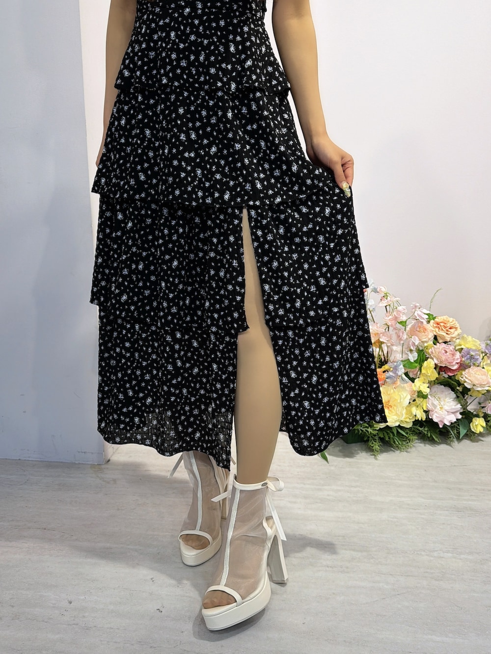 ブラック系のワンピース、ホワイト系のサンダルを着用したレディースの冬コーディネートの6枚目の写真