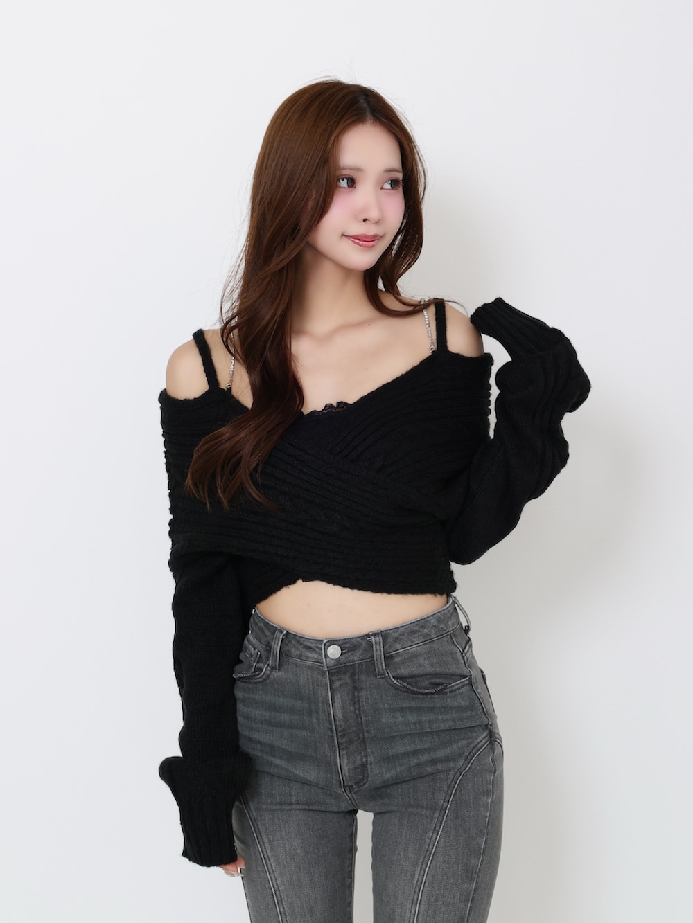 ブラック系のデニムパンツ、ブラック系のニット/セーター、ブラック系のブーツを着用したレディースの冬コーディネートの5枚目の写真