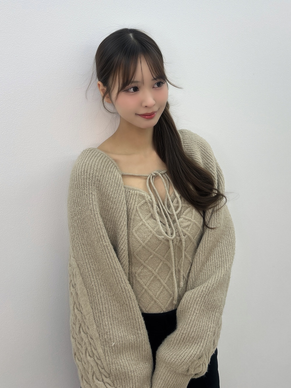 ブラック系のその他パンツ、ベージュ系のニット/セーター、ブラック系のブーツを着用したレディースの冬コーディネートの5枚目の写真