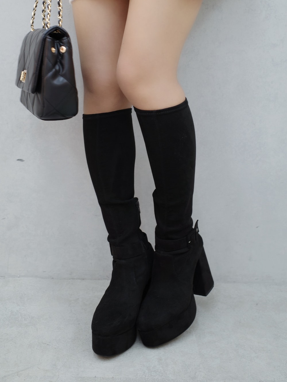 ホワイト系のワンピース、ブラック系のブーツ、ブラック系のハンドバッグを着用したレディースの秋コーディネートの7枚目の写真