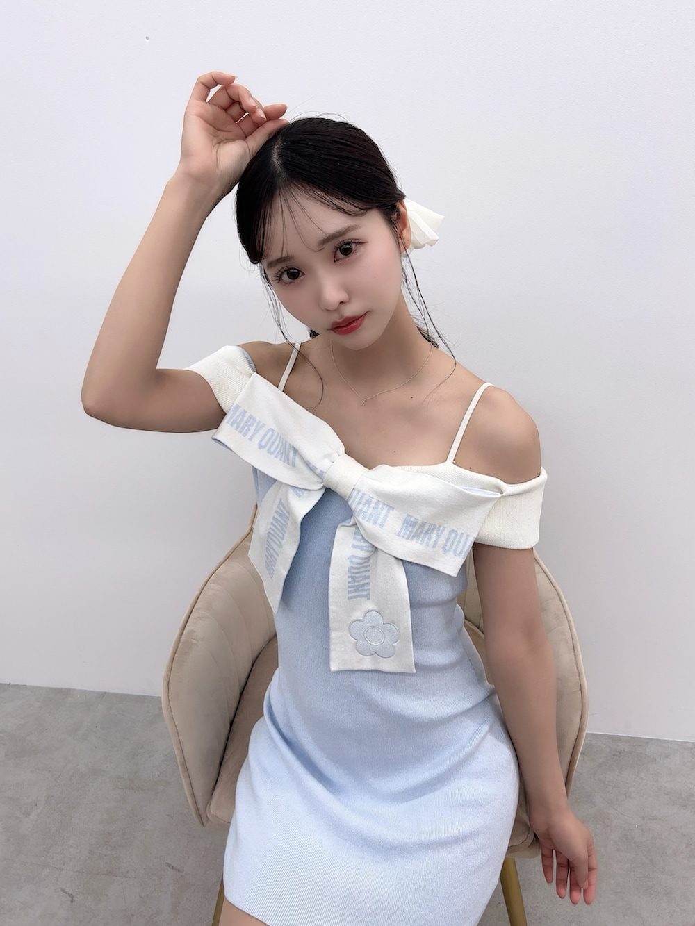 ブルー系のワンピース、ブルー系のパンプスを着用したレディースの春コーディネートの4枚目の写真