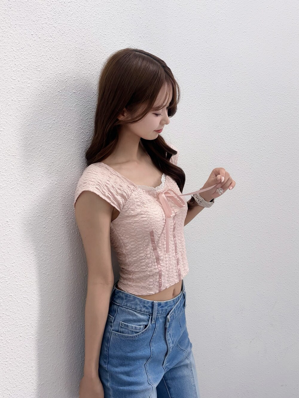 ブルー系のデニムパンツ、ピンク系のTシャツ/カットソーを着用したレディースの夏コーディネートの6枚目の写真