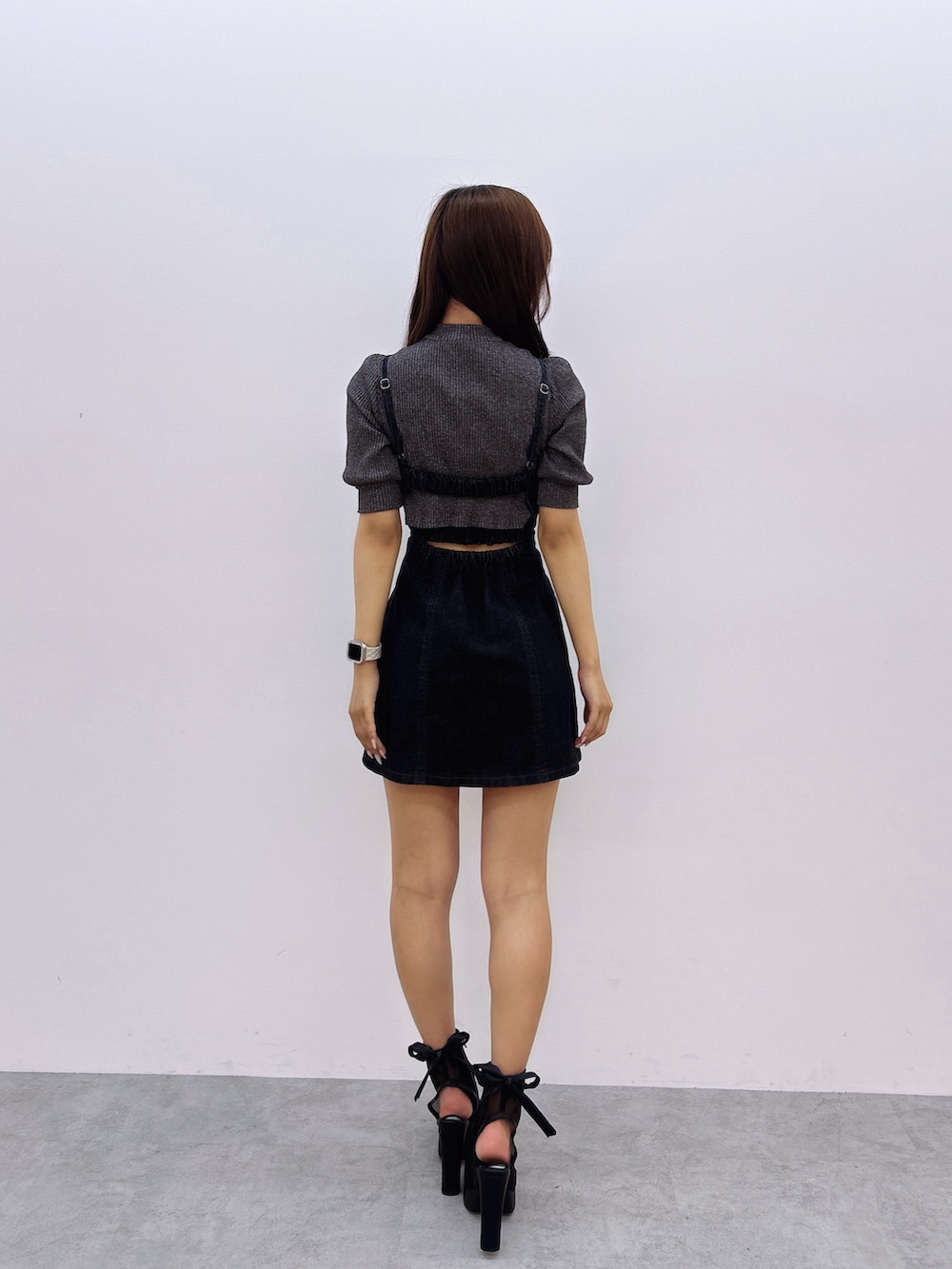 ブラック系のワンピース、グレー系のTシャツ/カットソー、ブラック系のサンダルを着用したレディースの夏コーディネートの4枚目の写真