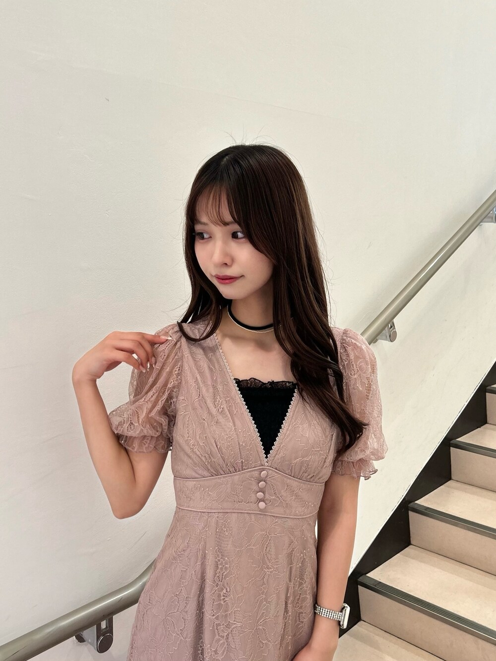 ピンク系のワンピース、ブラック系のパンプス、ブラック系のチョーカーを着用したレディースの夏コーディネートの3枚目の写真