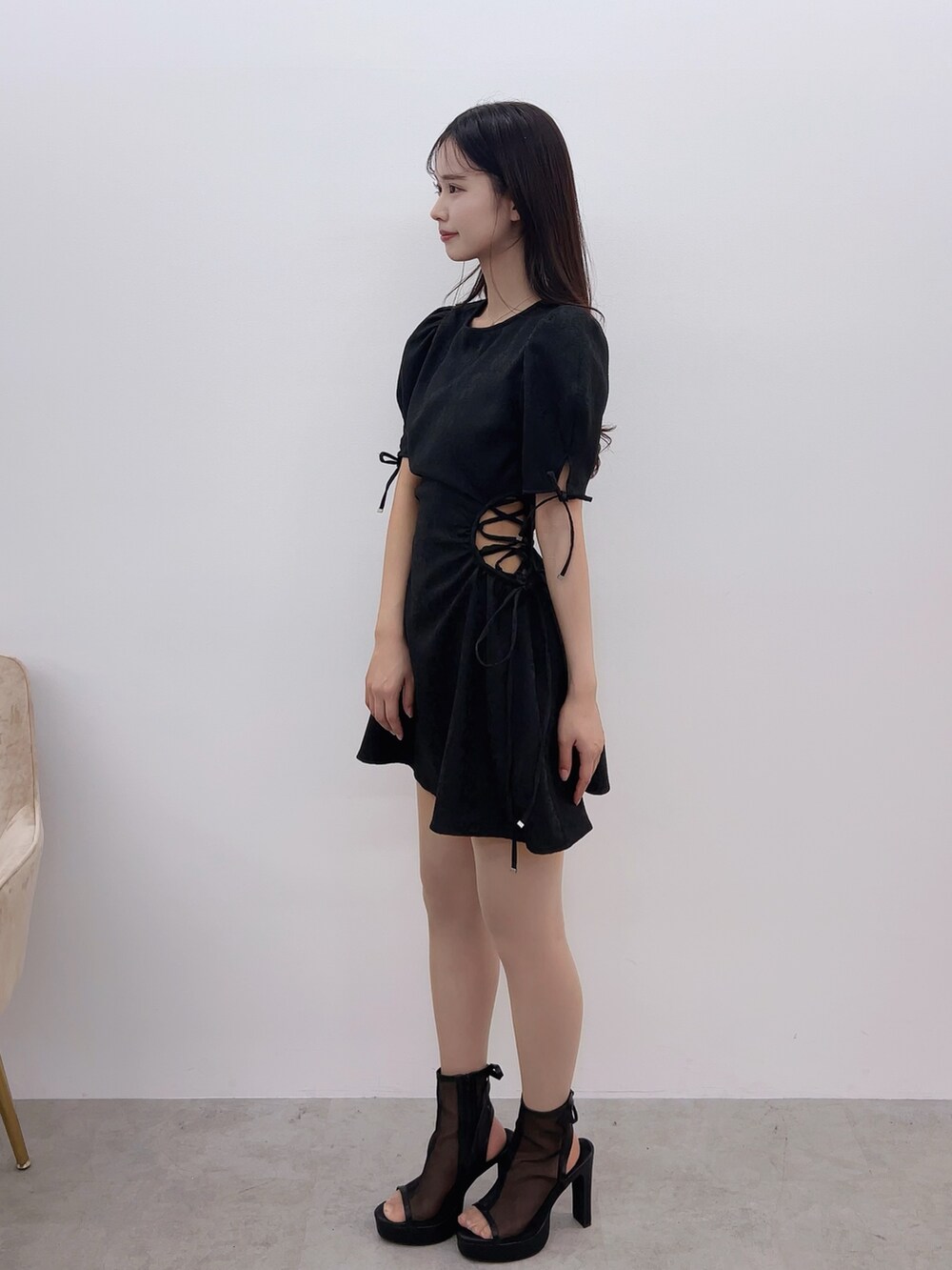 ブラック系のワンピース、ブラック系のサンダルを着用したレディースの春コーディネートの2枚目の写真