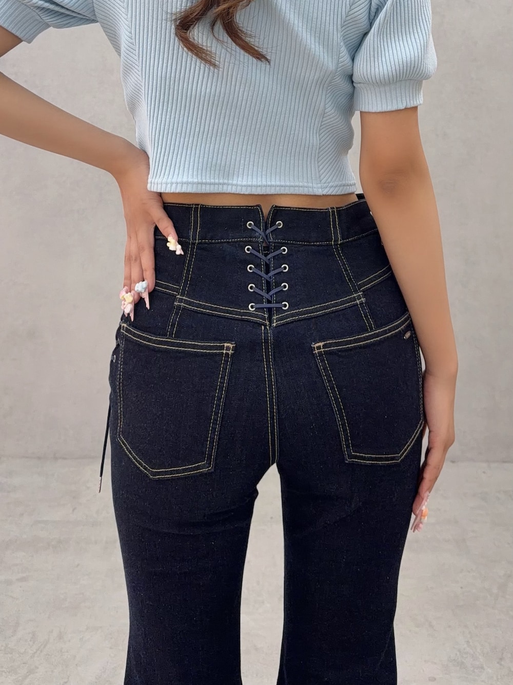 ブルー系のデニムパンツ、ブルー系のTシャツ/カットソー、ホワイト系のサンダルを着用したレディースの夏コーディネートの5枚目の写真