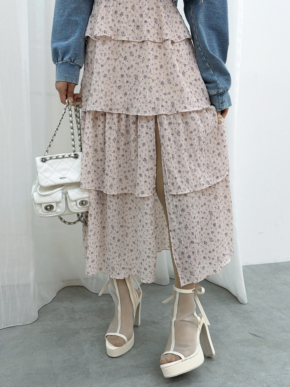 ブルー系のパーカー、ピンク系のワンピース、ホワイト系のサンダルを着用したレディースの春コーディネートの5枚目の写真