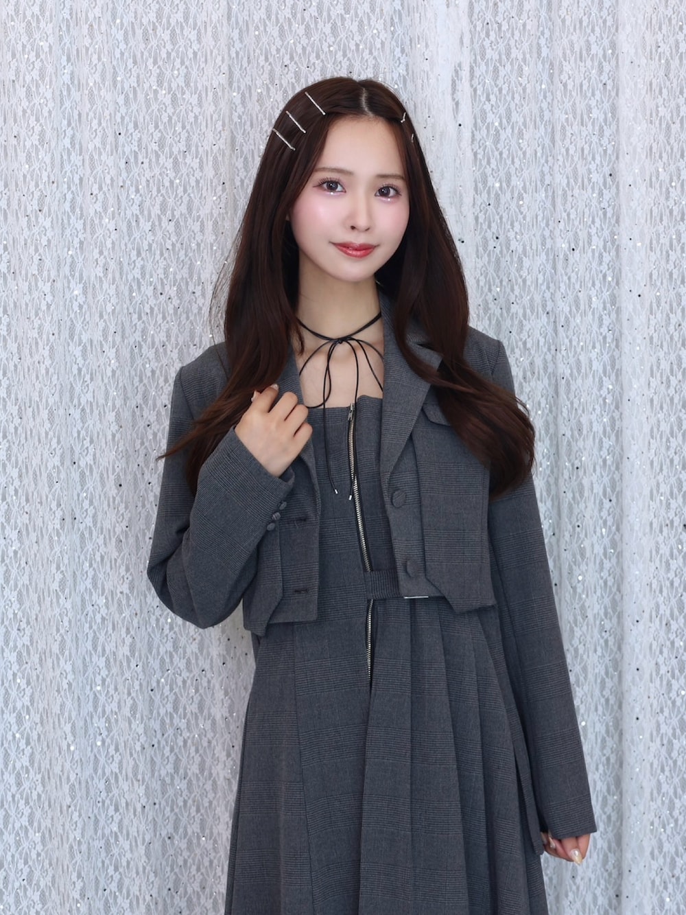 その他のテーラードジャケット、その他のワンピース、ブラック系のブーツを着用したレディースの夏コーディネートの6枚目の写真