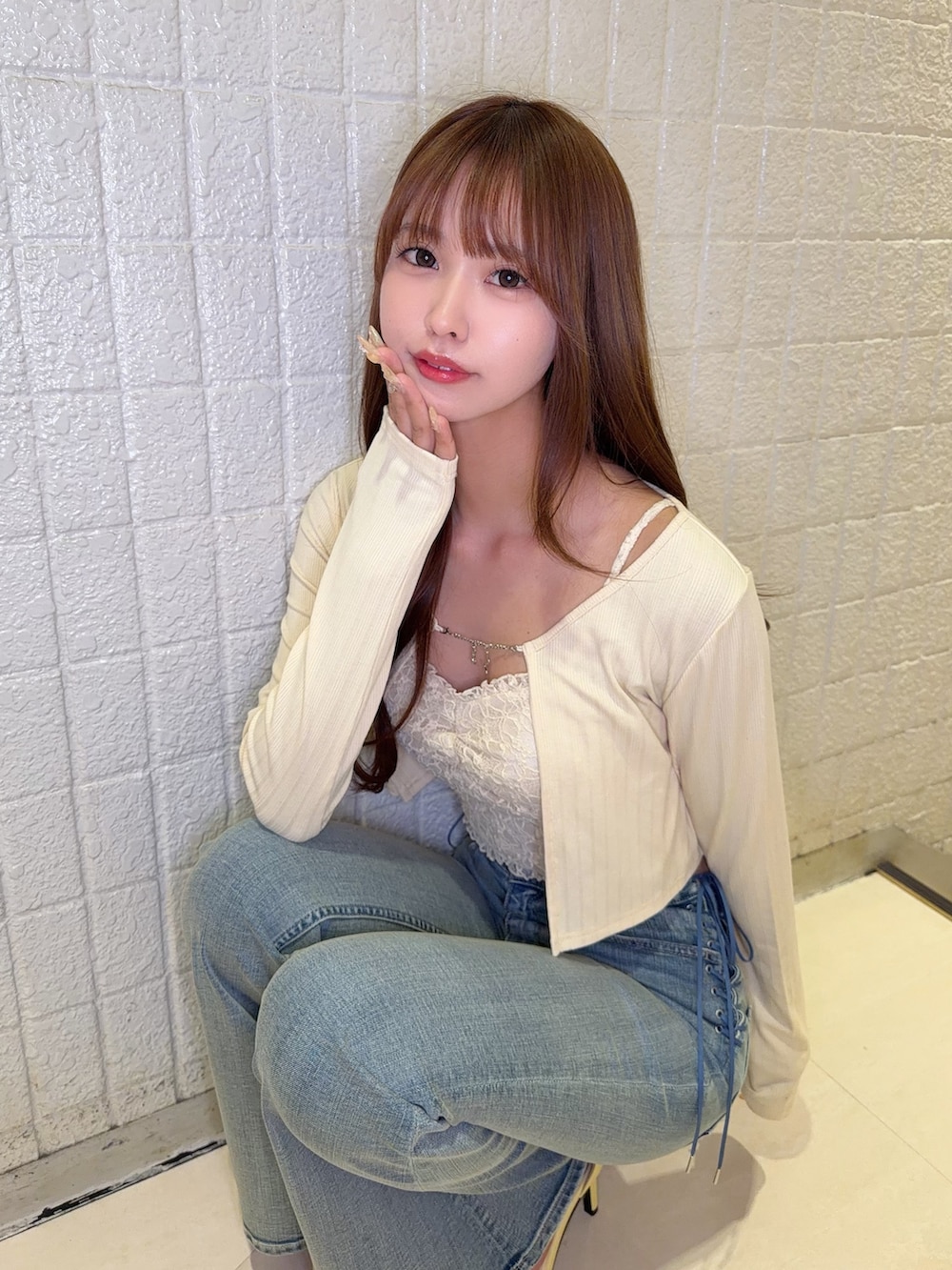 イエロー系のTシャツ/カットソー、ブルー系のデニムパンツ、イエロー系のサンダルを着用したレディースの春コーディネートの8枚目の写真