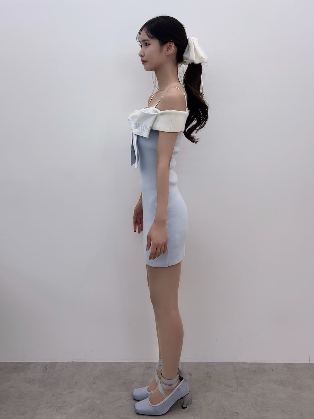 ブルー系のワンピース、ブルー系のパンプスを着用したレディースの春コーディネートの2枚目の写真