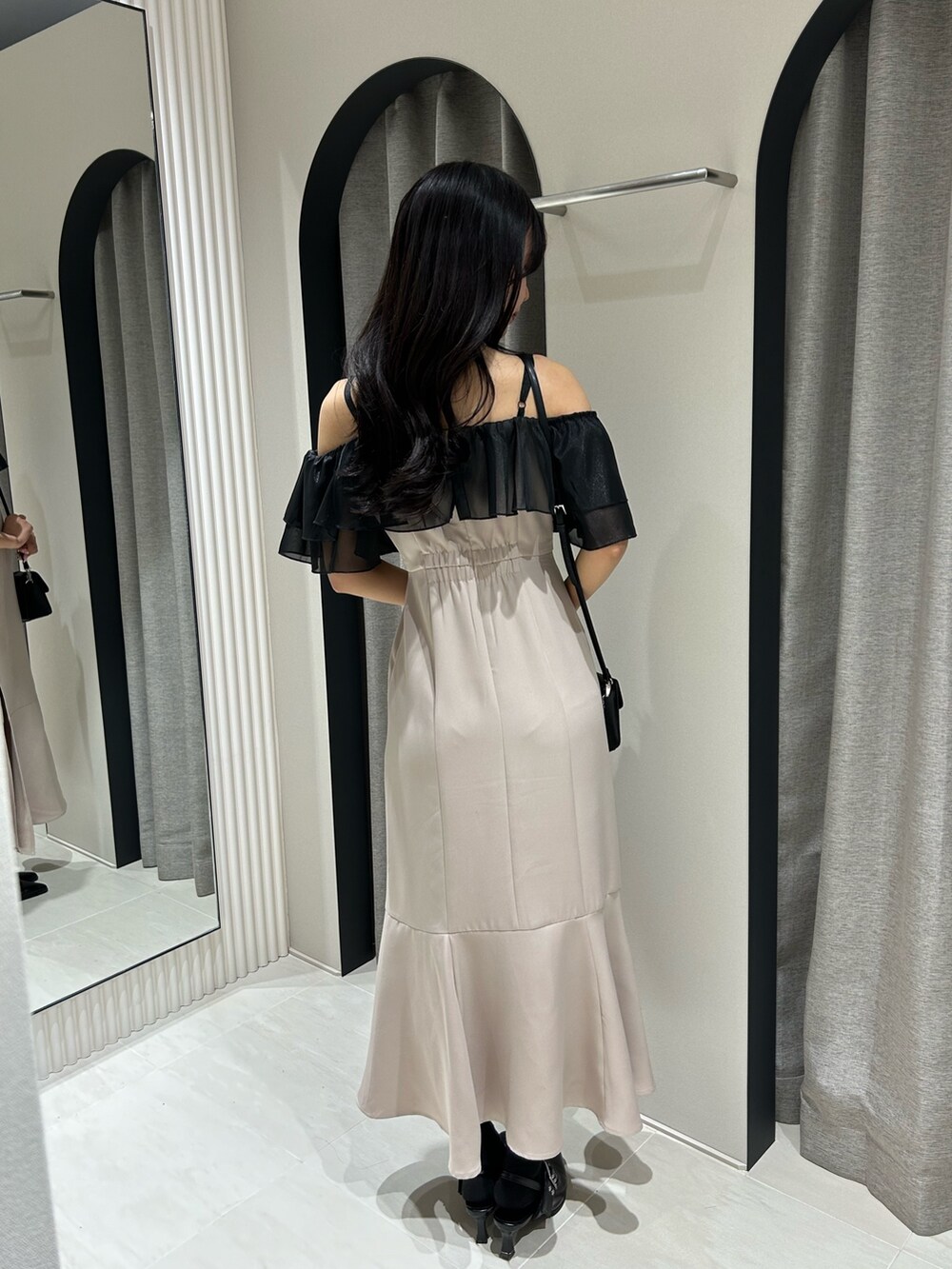 ピンク系のワンピース、ブラック系のパンプスを着用したレディースの春コーディネートの3枚目の写真