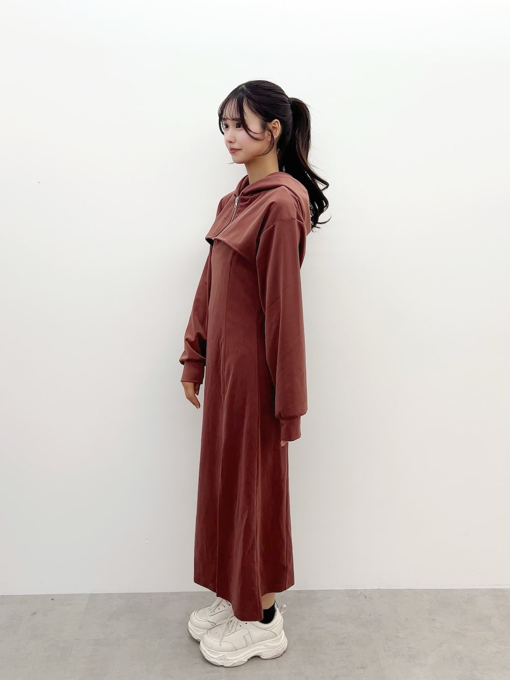 ピンク系のワンピースを着用したレディースの冬コーディネートの2枚目の写真