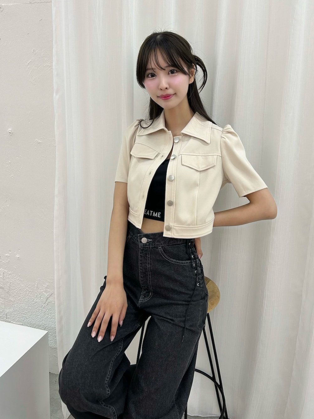 ブラック系のタンクトップ、ホワイト系のシャツ/ブラウス、ブラック系のデニムパンツを着用したレディースの夏コーディネートの4枚目の写真