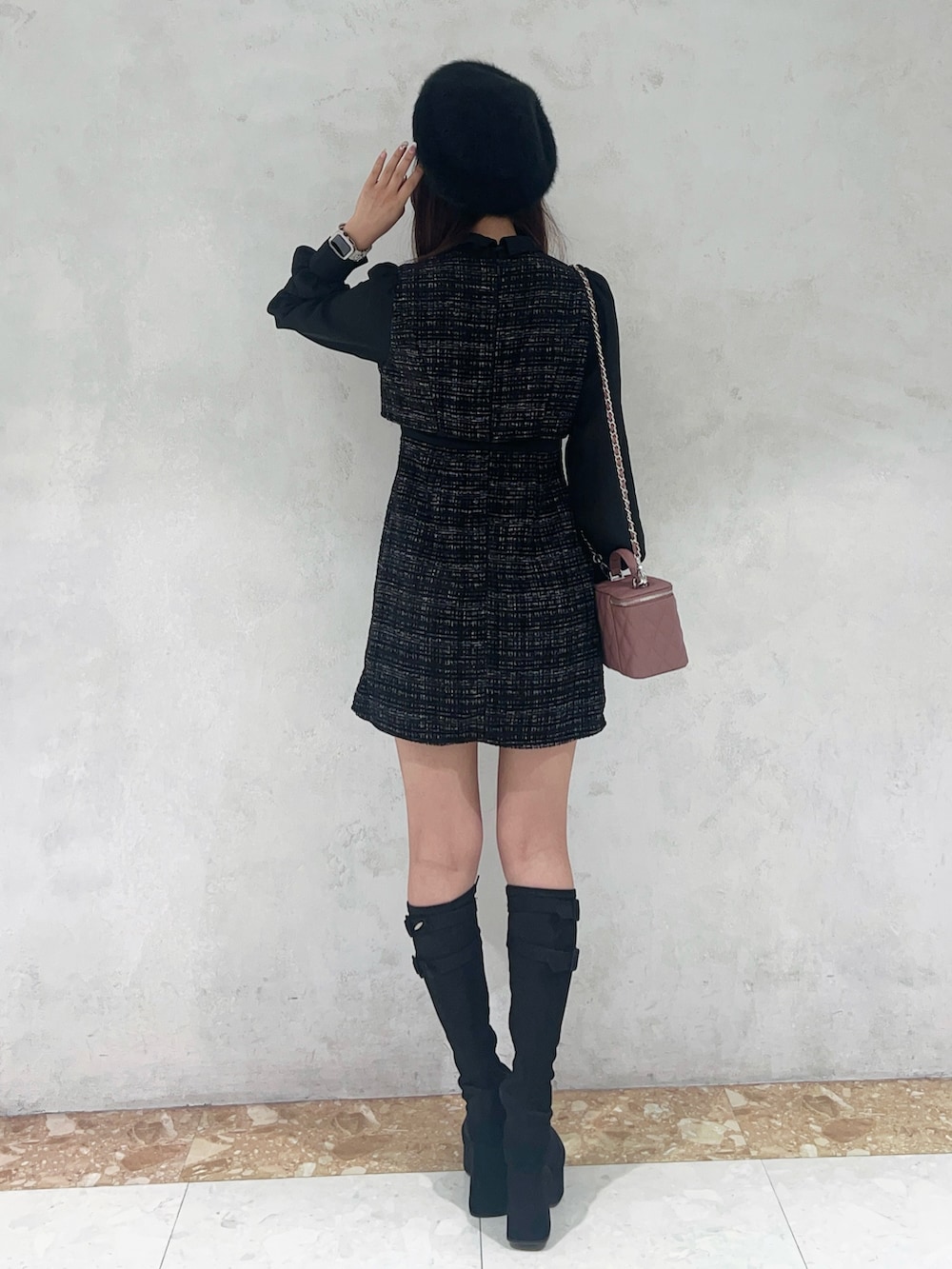 その他のワンピース、ピンク系のハンドバッグ、ブラック系のブーツを着用したレディースの秋コーディネートの3枚目の写真