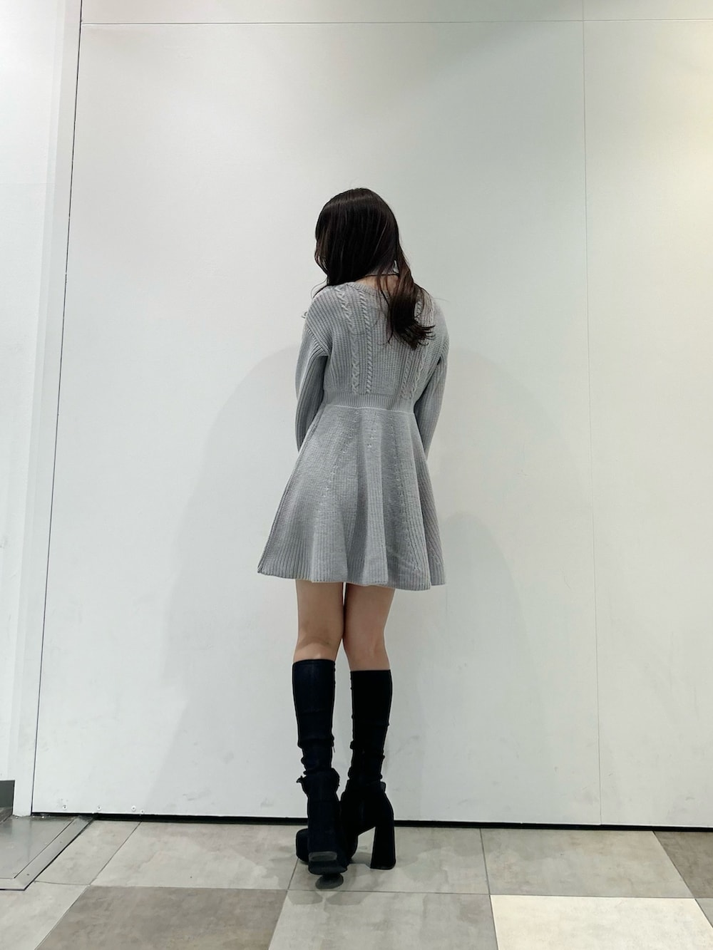 ブラック系のブーツ、ブルー系のワンピースを着用したレディースの冬コーディネートの3枚目の写真
