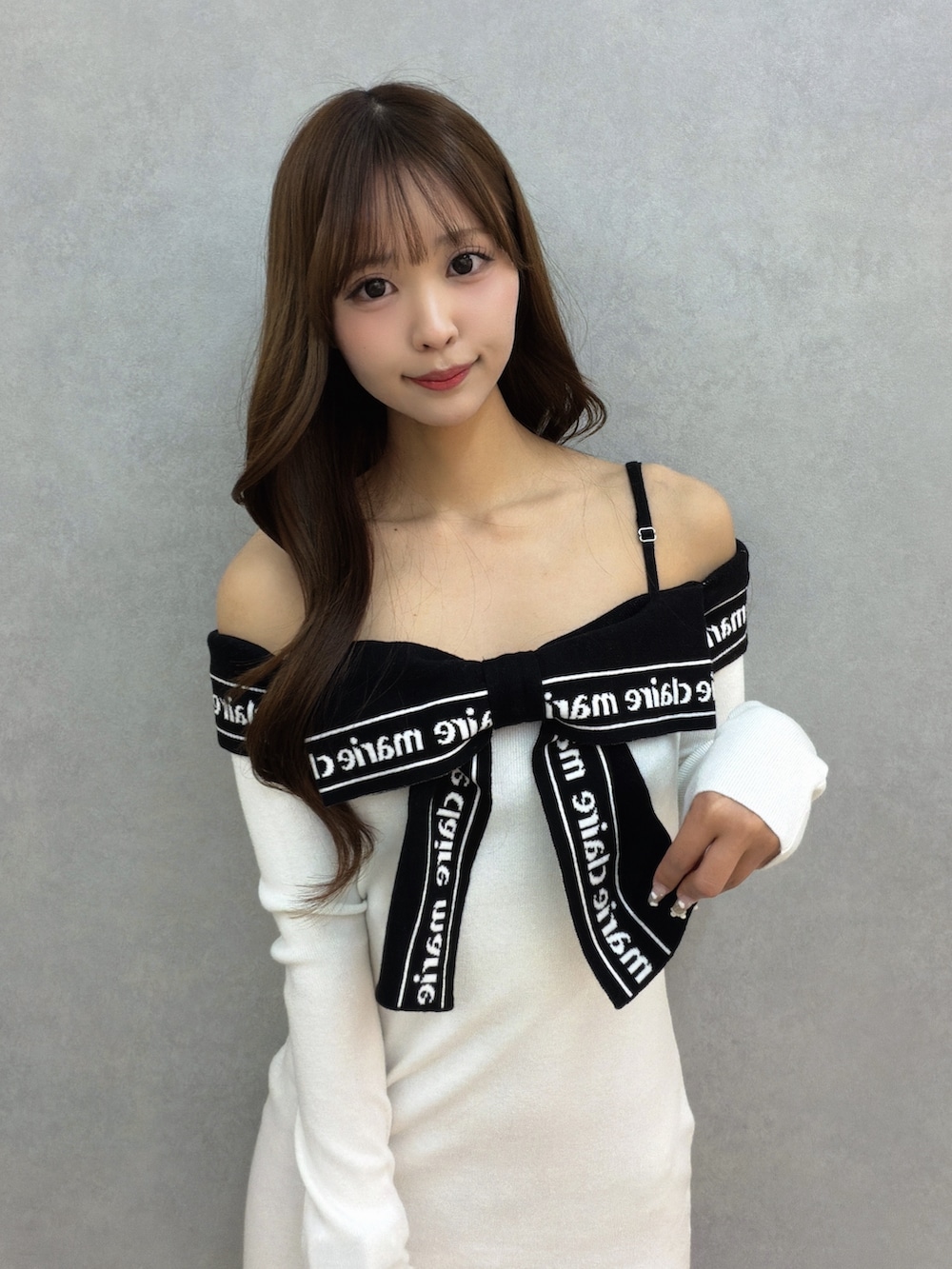 ホワイト系のワンピース、ブラック系のブーツを着用したレディースの冬コーディネートの5枚目の写真