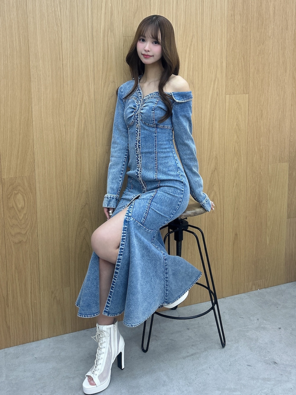 ブルー系のワンピース、ホワイト系のブーツを着用したレディースの冬コーディネートの2枚目の写真